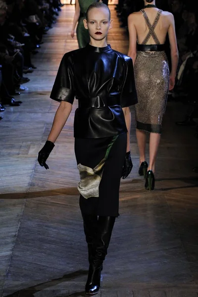 Look 10